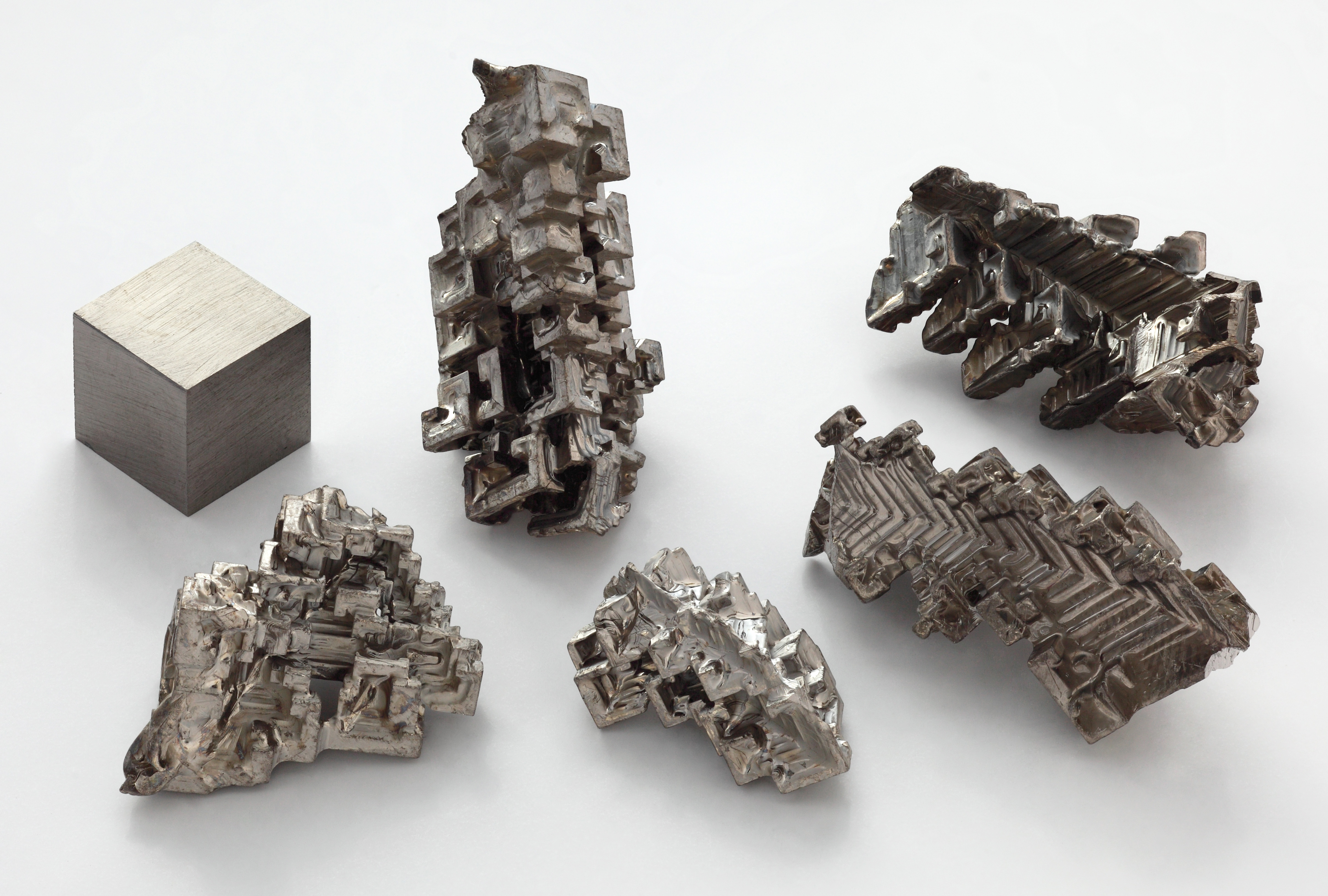 Bismuth_crystals_and_1cm3_cube