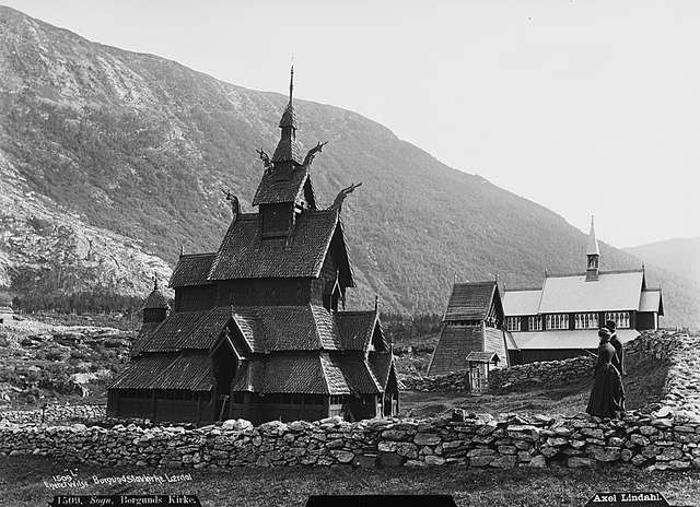 File:Borgund stavkyrkje og Borgund kyrkje.jpeg