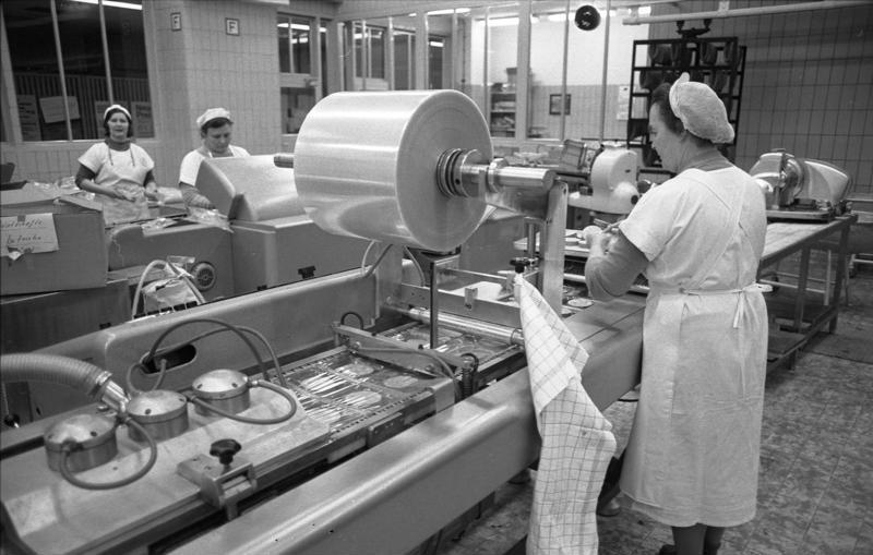 File:Bundesarchiv B 145 Bild-F038807-0029, Wolfsburg, VW Autowerk, Großküche.jpg