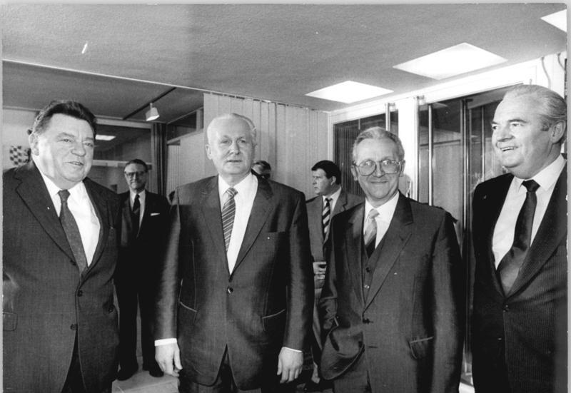 Bestand:Bundesarchiv Bild 183-1986-0410-045, Bonn, Besuch Günter Mittag, Franz Josef Strauß.jpg