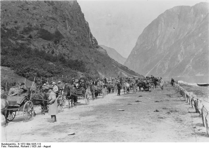 File:Bundesarchiv N 1572 Bild-1925-113, Polarfahrt mit Dampfer "München", Stahlheim.jpg