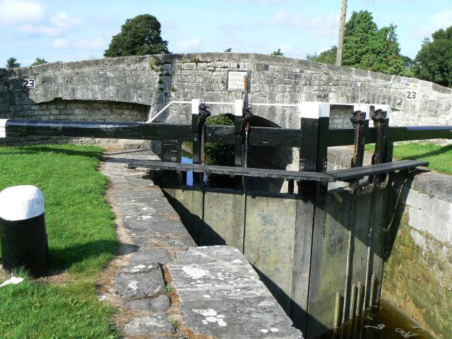 File:Canal lock - geograph.org.uk - 901843.jpg