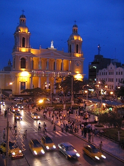 File:Chiclayo plaza.JPG