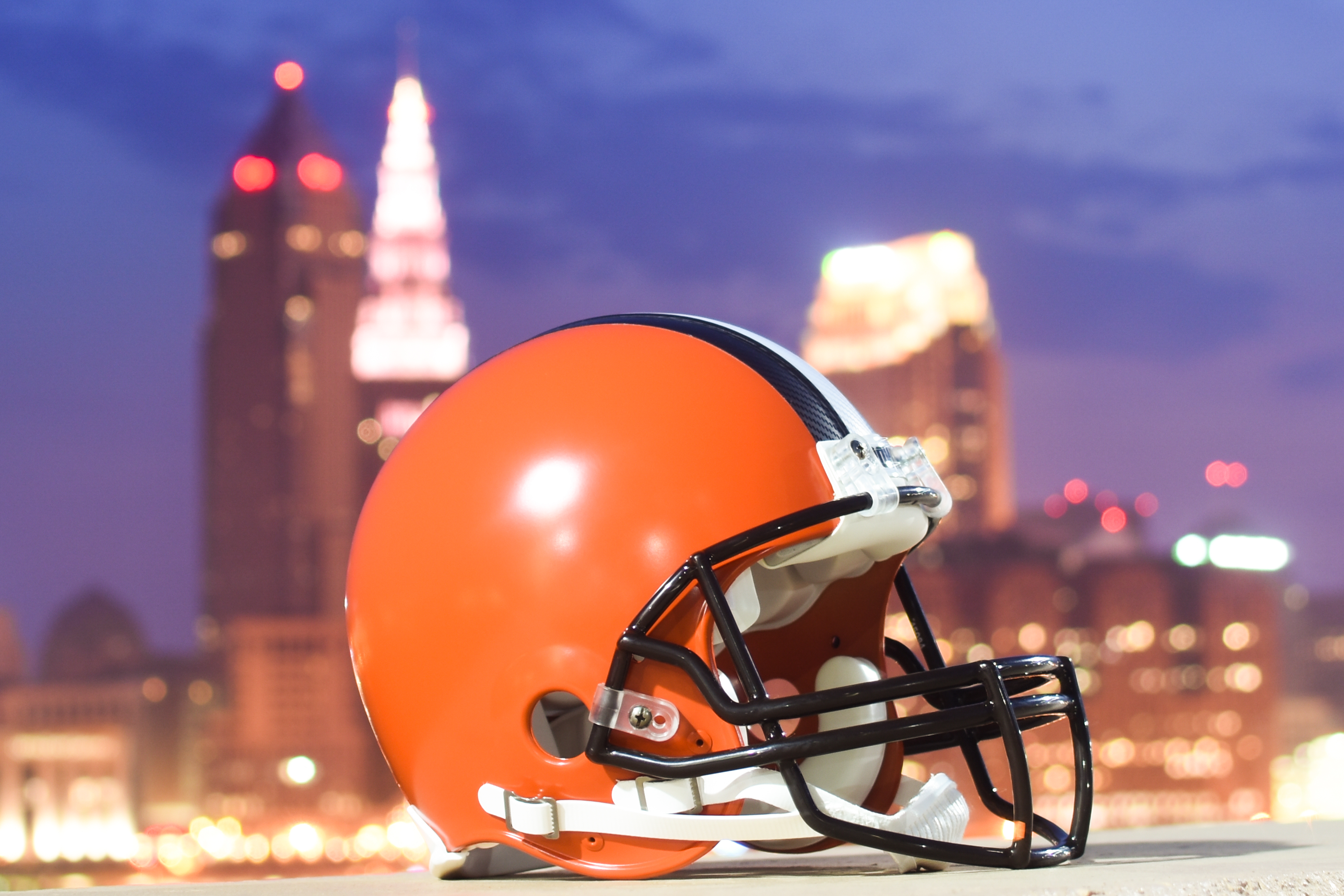 File:Cleveland Browns New Helmet (17302870688).jpg - Wikimedia Commons