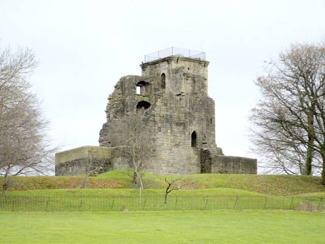 File:Crookston Castle - geograph.org.uk - 1084432.jpg