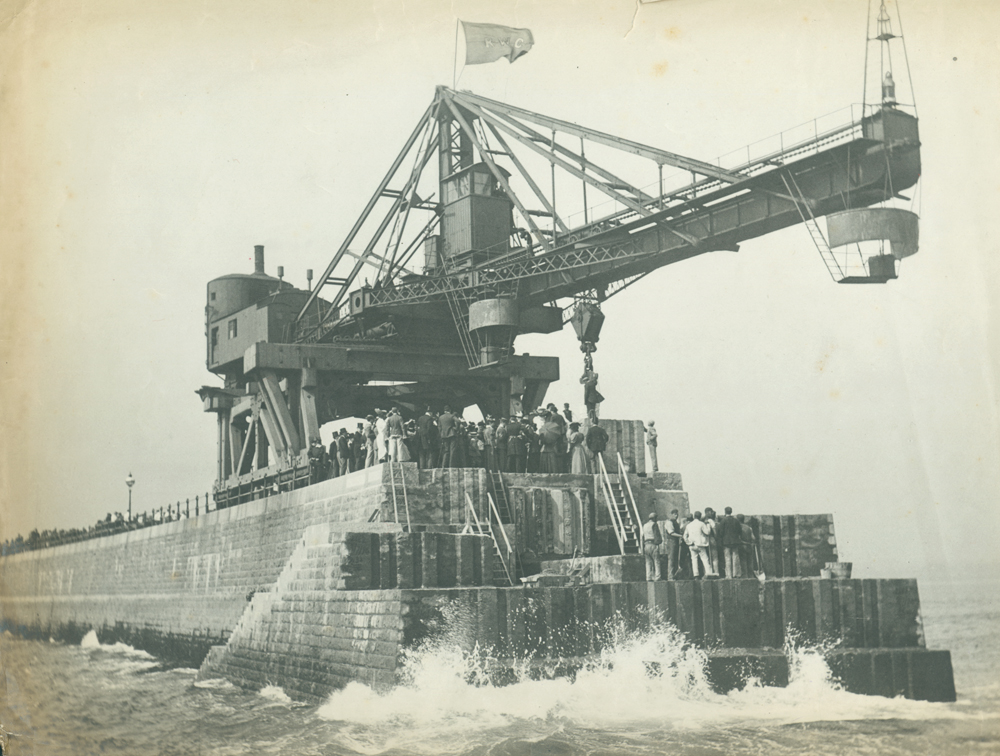 Building Roker Pier, Sunderland, 1895[1]