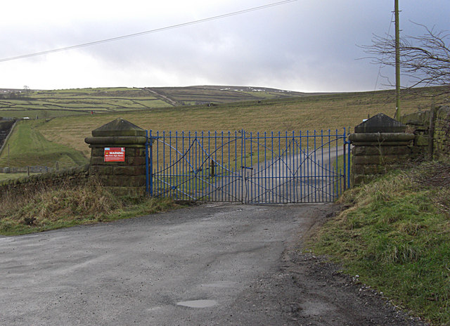 File:Entrance to Leeshaw Reservoir - geograph.org.uk - 1083462.jpg