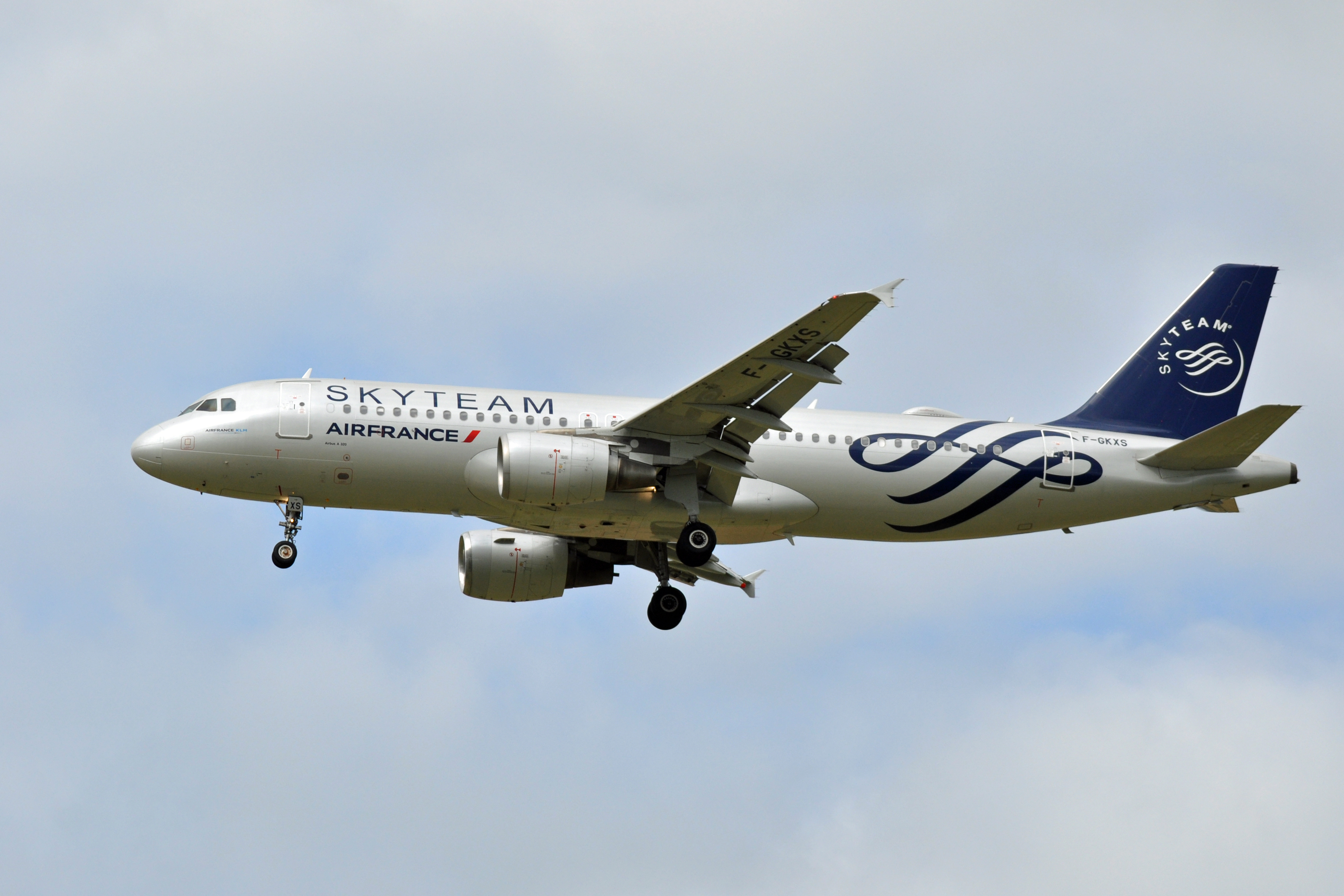 Airbus 100. Airbus a220 Air France. Аэробус 220 узбек. Cdg2000. GKXS.