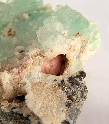 File:Fluorite-Rhodochrosite-mf42b.jpg