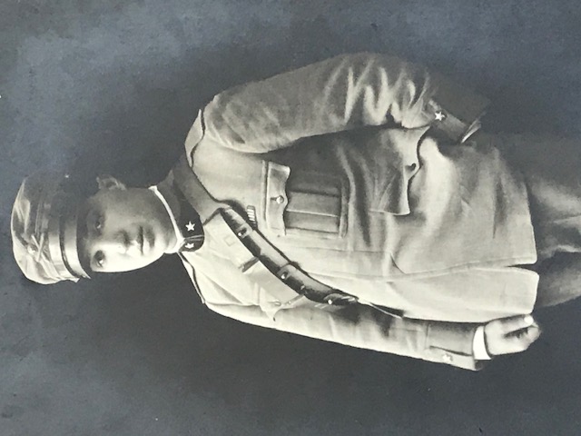  Giovanni Sansone en uniforme d'officier d'artillerie, portrait photographique conservé dans la branche Mathématiques de la Bibliothèque Scientifique de l'Université de Florence.