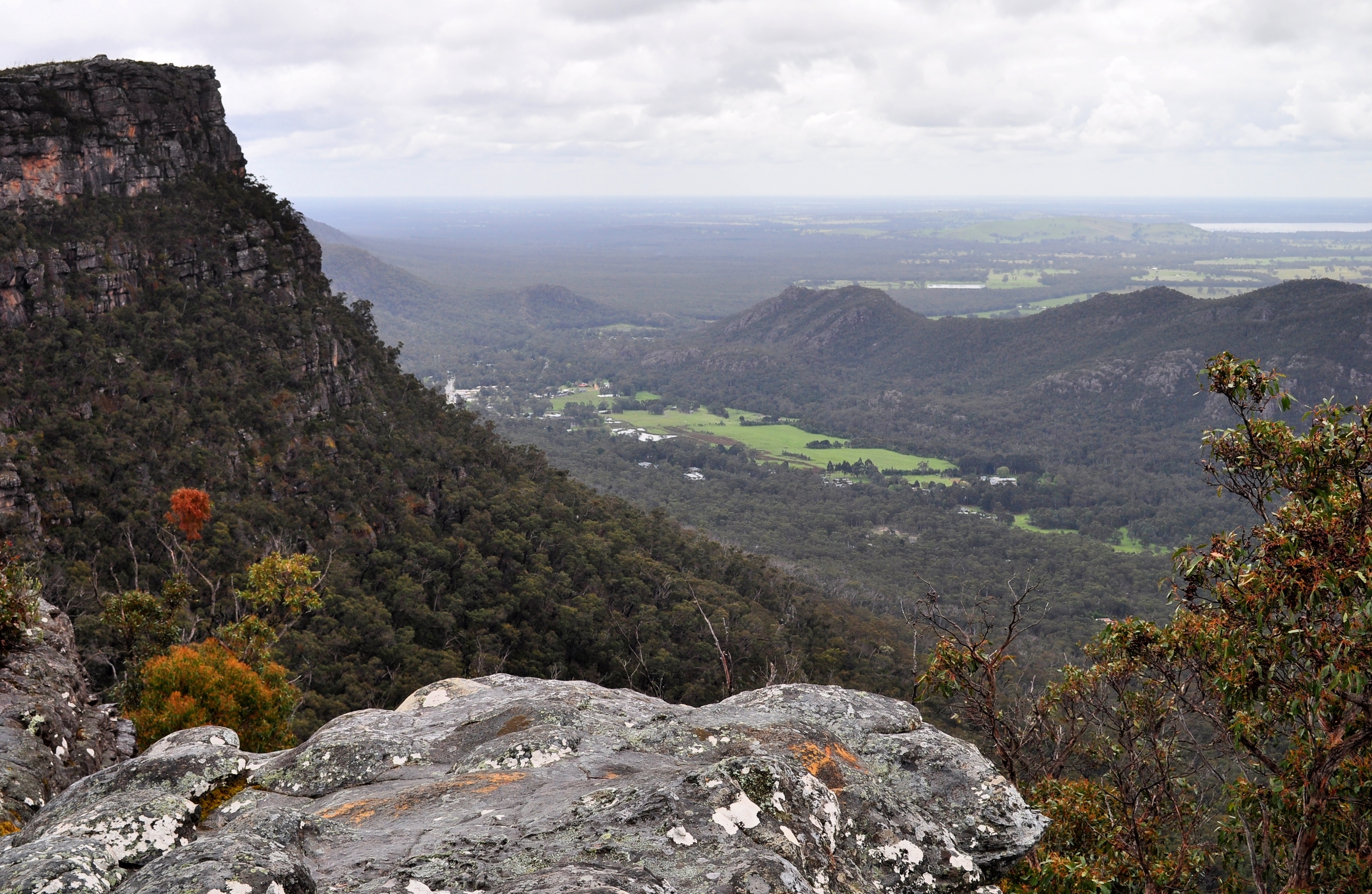 File:Grampians Lakeview Lookout 2012.jpg - Wikimedia Commons