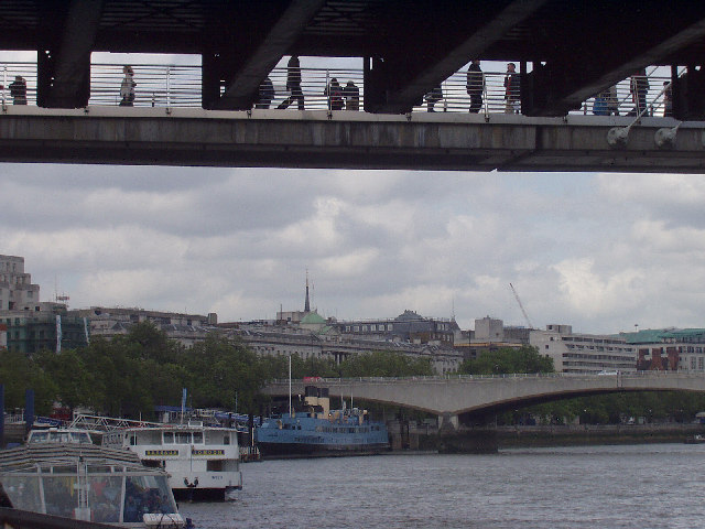 File:Hungerford Bridge - geograph.org.uk - 33901.jpg