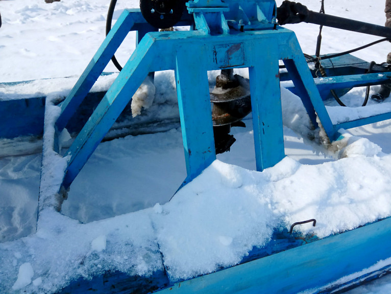 File:Ice ax for drilling holes.jpg