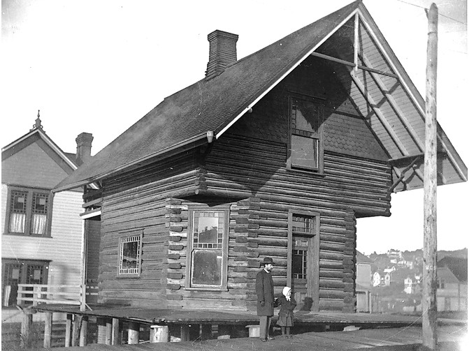 File:Log house school on the southwest corner of Queen Anne Ave and Republican St, Seattle, Washington, January 1897 (KIEHL 43).jpeg