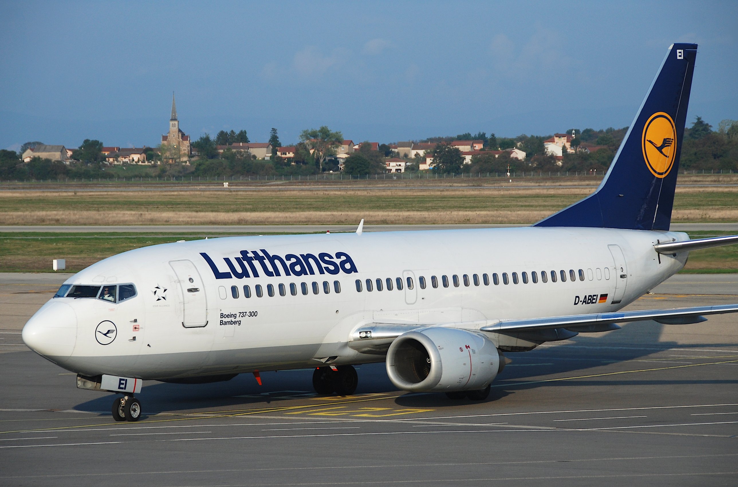 Lufthansa_Boeing_737-300%3B_D-ABEI@LYS%3B27.09.2009_557al_(4329513299).jpg
