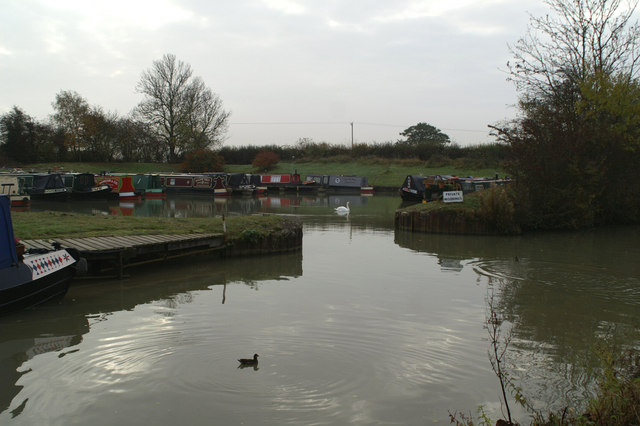 File:Marina entrance off the Oxford Canal near Crick Bridge - geograph.org.uk - 1562463.jpg