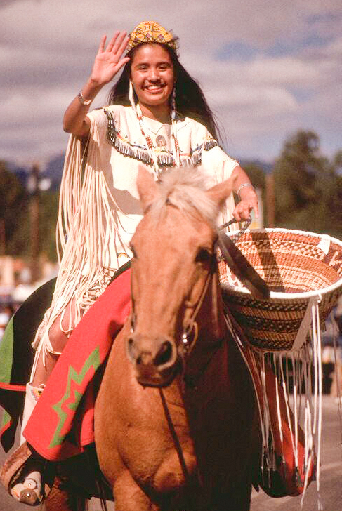 Mescalero-Mädchen auf einem Rodeo