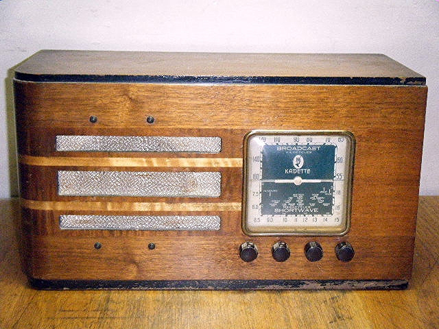 Esperar Abiertamente Admirable File:Model 36 Kadette radio, made in Ann Arbor, Michigan, by the  International Radio Corporation. (10480476494).jpg - Wikimedia Commons