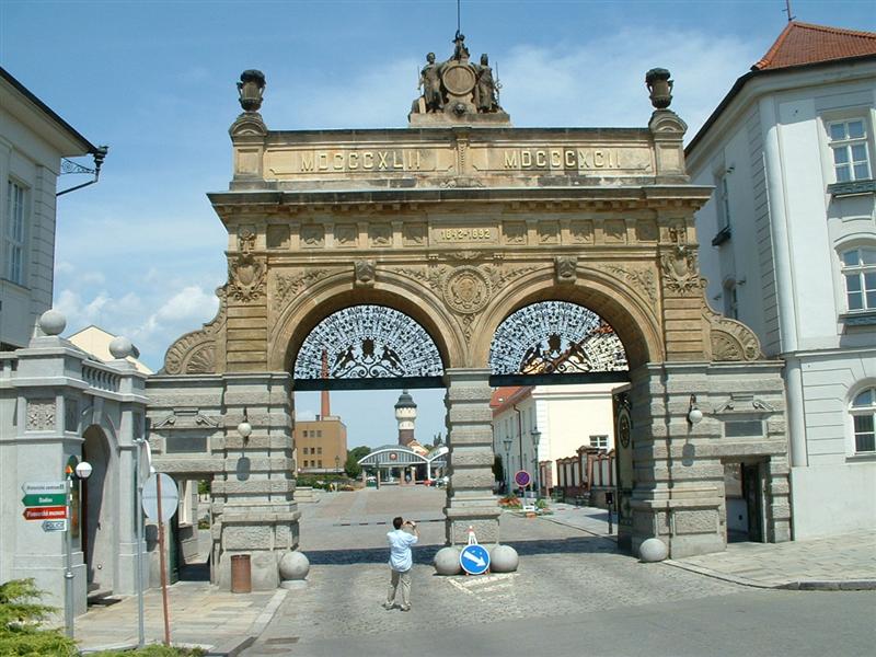 File:PilsnerUrquellGate.JPG