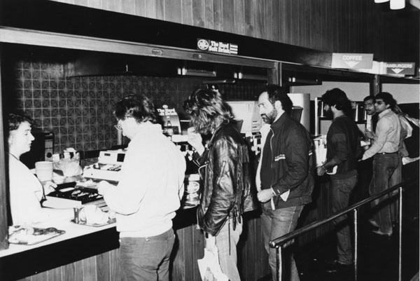 File:Pizzaburger outlet, c1981.jpg