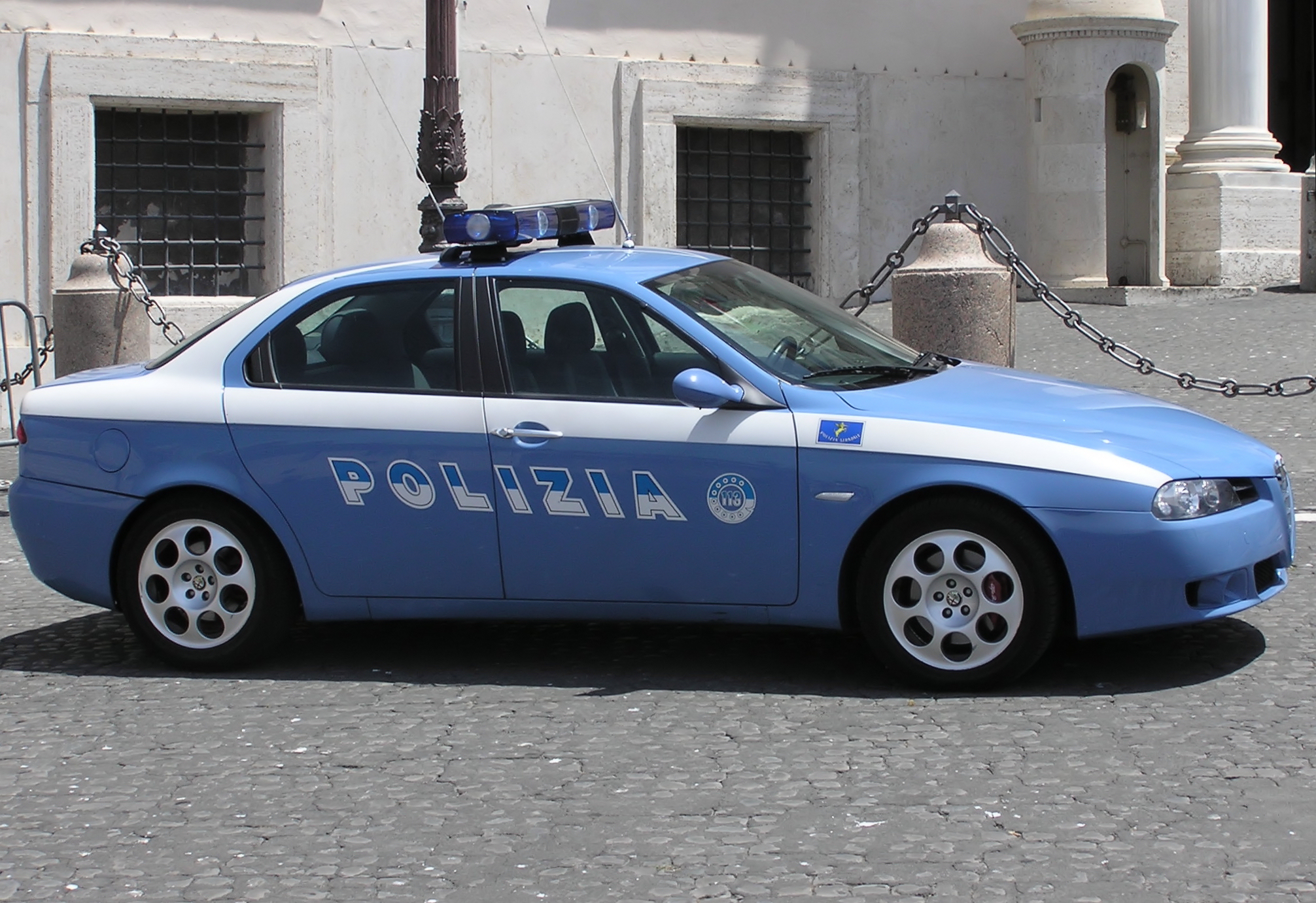 https://upload.wikimedia.org/wikipedia/commons/e/ef/Polizia.di.stato.car.arp.jpg