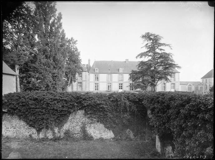 File:Saint-Luperce Château de Blanville Eure-et-Loir France.jpg