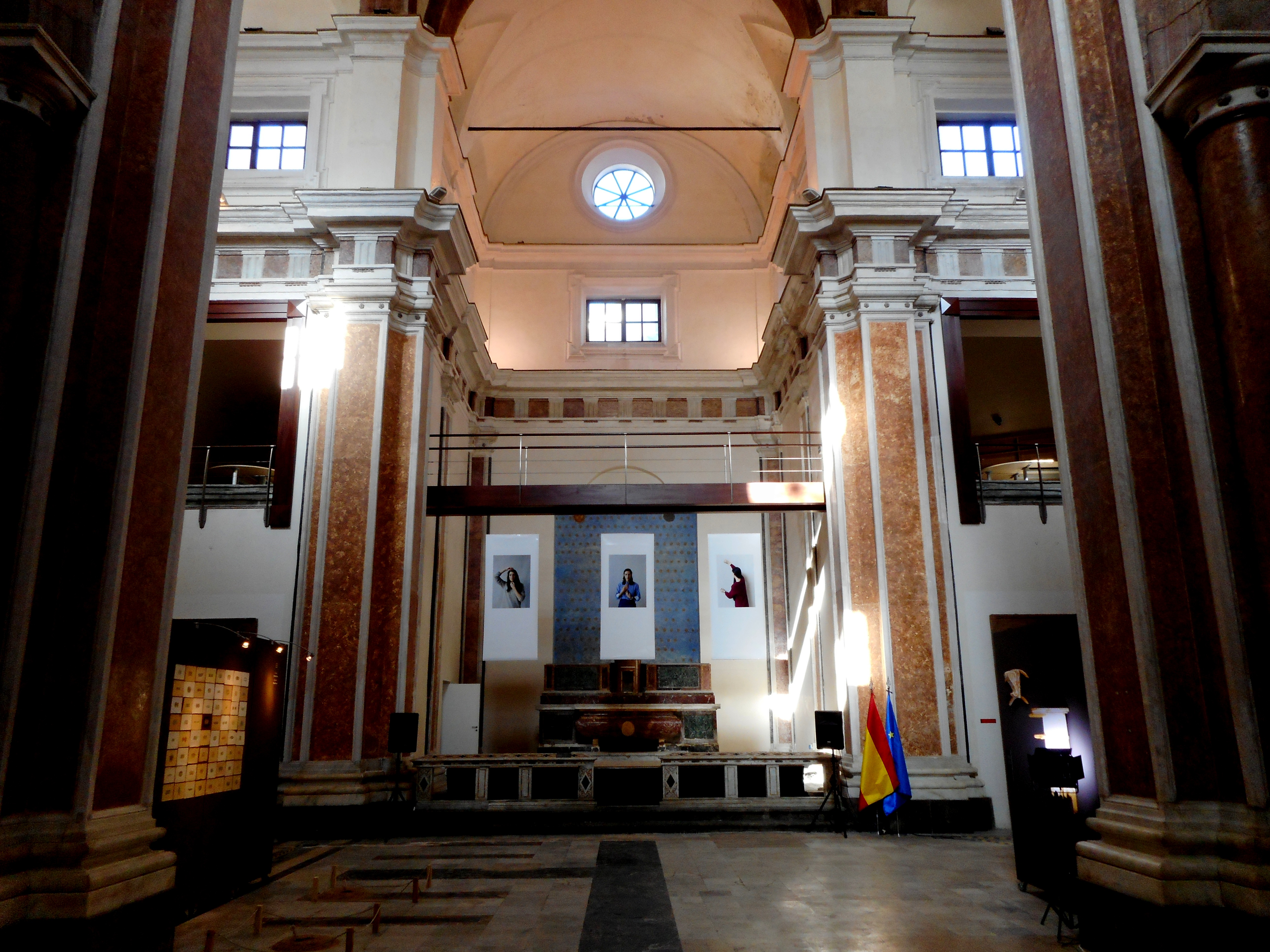Uno scorcio della navata della chiesa di Santa Eulalia dei Catalani
(Stendhal55, CC BY-SA 4.0 https://creativecommons.org/licenses/by-sa/4.0, via Wikimedia Commons)
