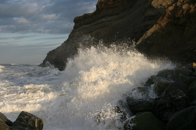 Αρχείο:Sea on the rocks - geograph.org.uk - 386067.jpg