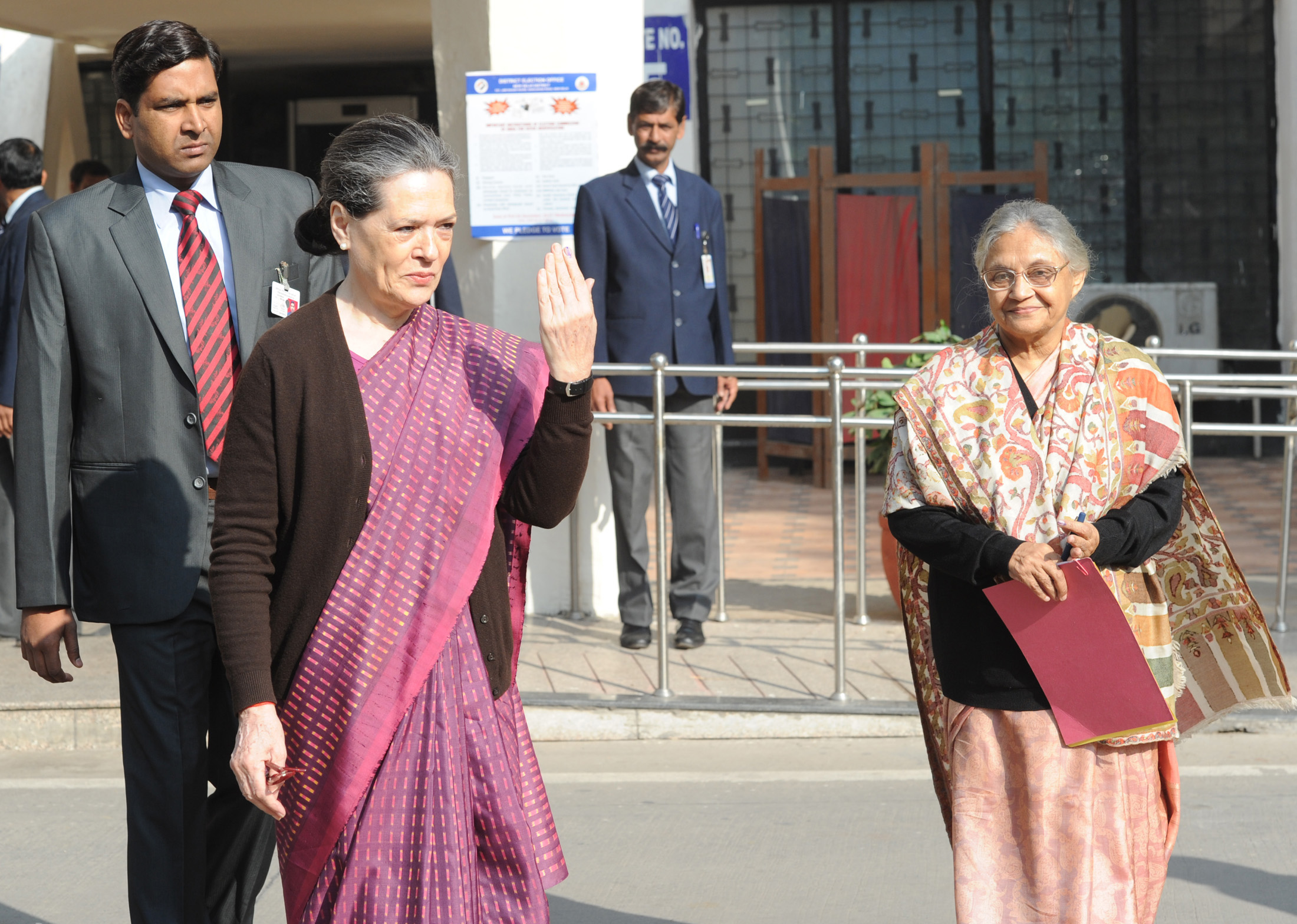 File:The Chairperson, National Advisory Council, Smt. Sonia Gandhi and the Chief ...2200 x 1568