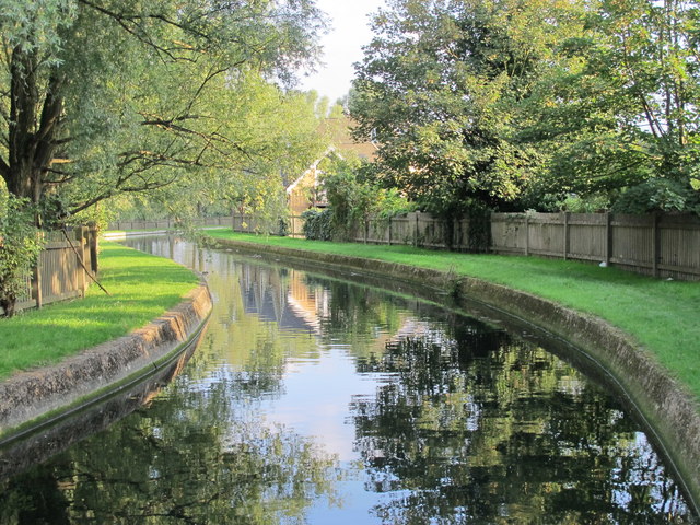 File:The New River by New River Crescent, N13 (4) - geograph.org.uk - 4696156.jpg
