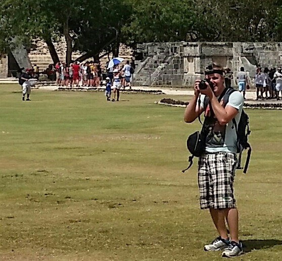 Archivo:Tourist taking photographs and video at archaelogical site.jpg