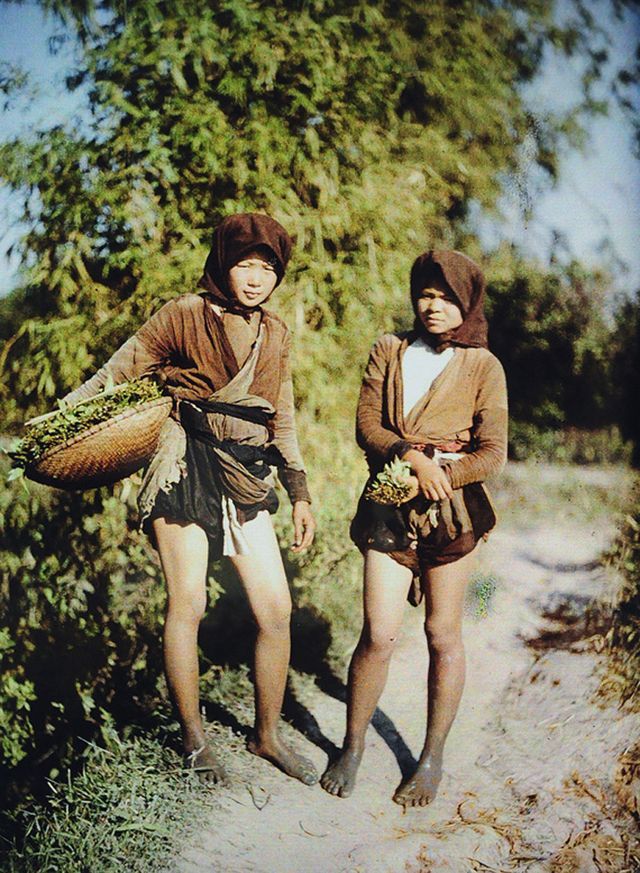 File:Two rural women just picked up spinach, they wore four-panel dress,  white brassiere and kerchief - Léon Busy (1874-1951).jpg - Wikimedia Commons