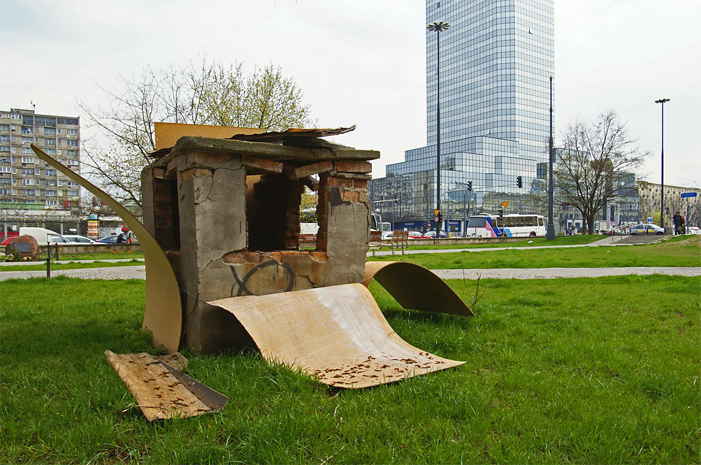 Bank square. Парк скульптур Сенгканг. Скульптуры в парках в Хайдарабаде. Шанхай парк скульптуры людей. Jaddaf Waterfront Sculpture Park.