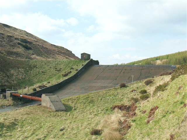 Weir of lower reservoir in Cwm Rhondda Fach - geograph.org.uk - 1288753