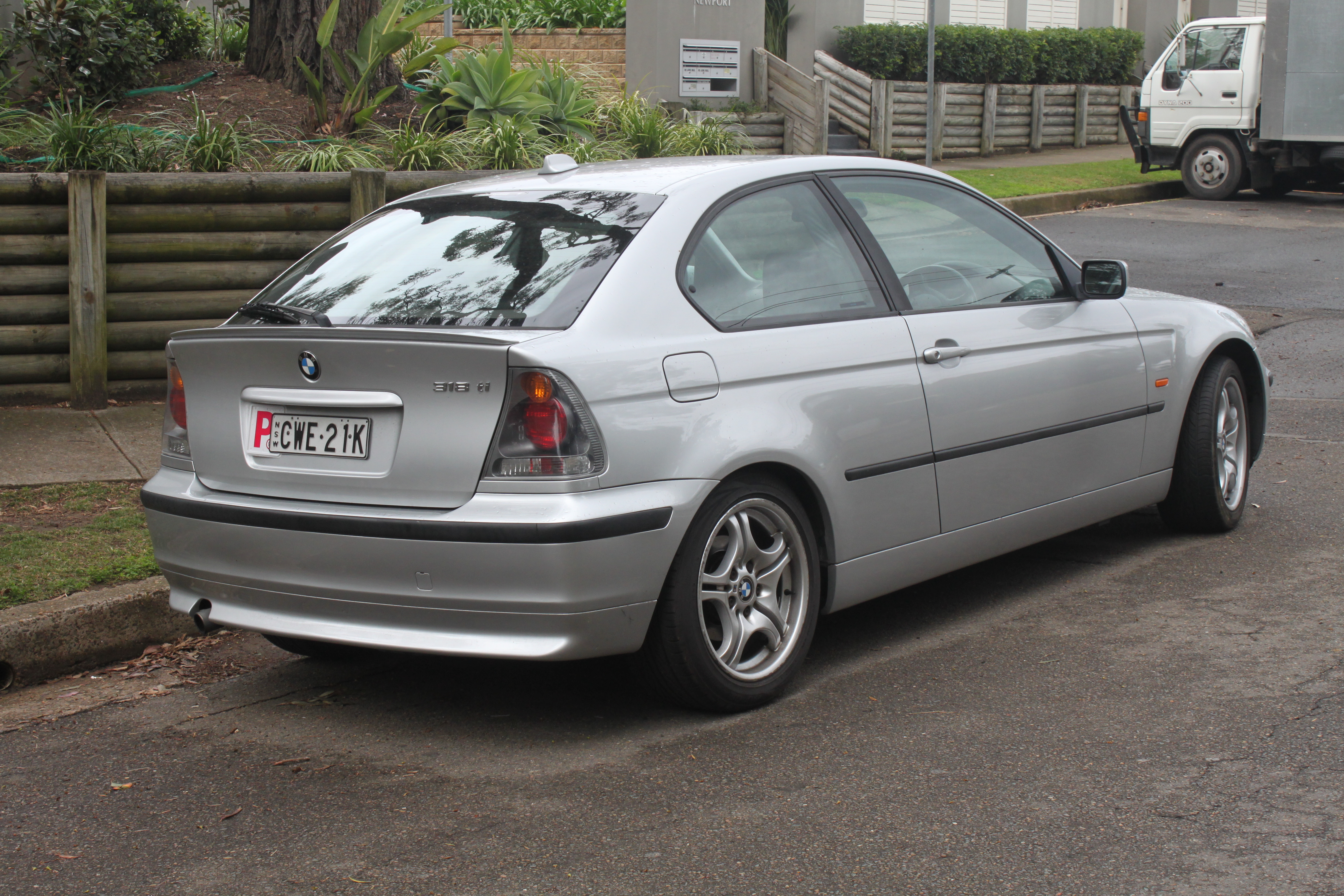 File:2003 BMW (E46) hatchback - Wikimedia Commons