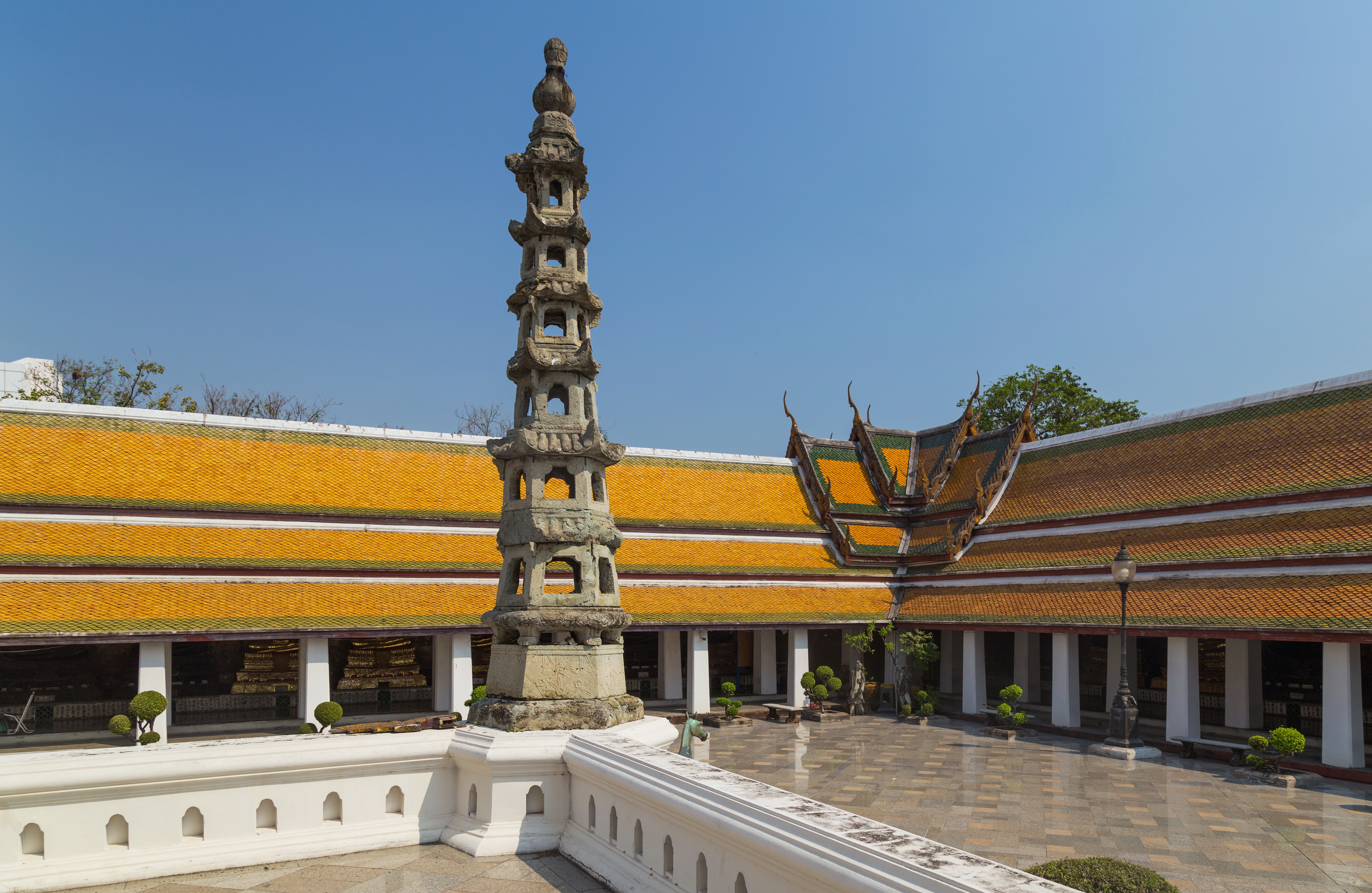 Храм ват Сутхат Бангкок. Пхра Накхон. Маха Накхон строительство фото. Бангкок 2016