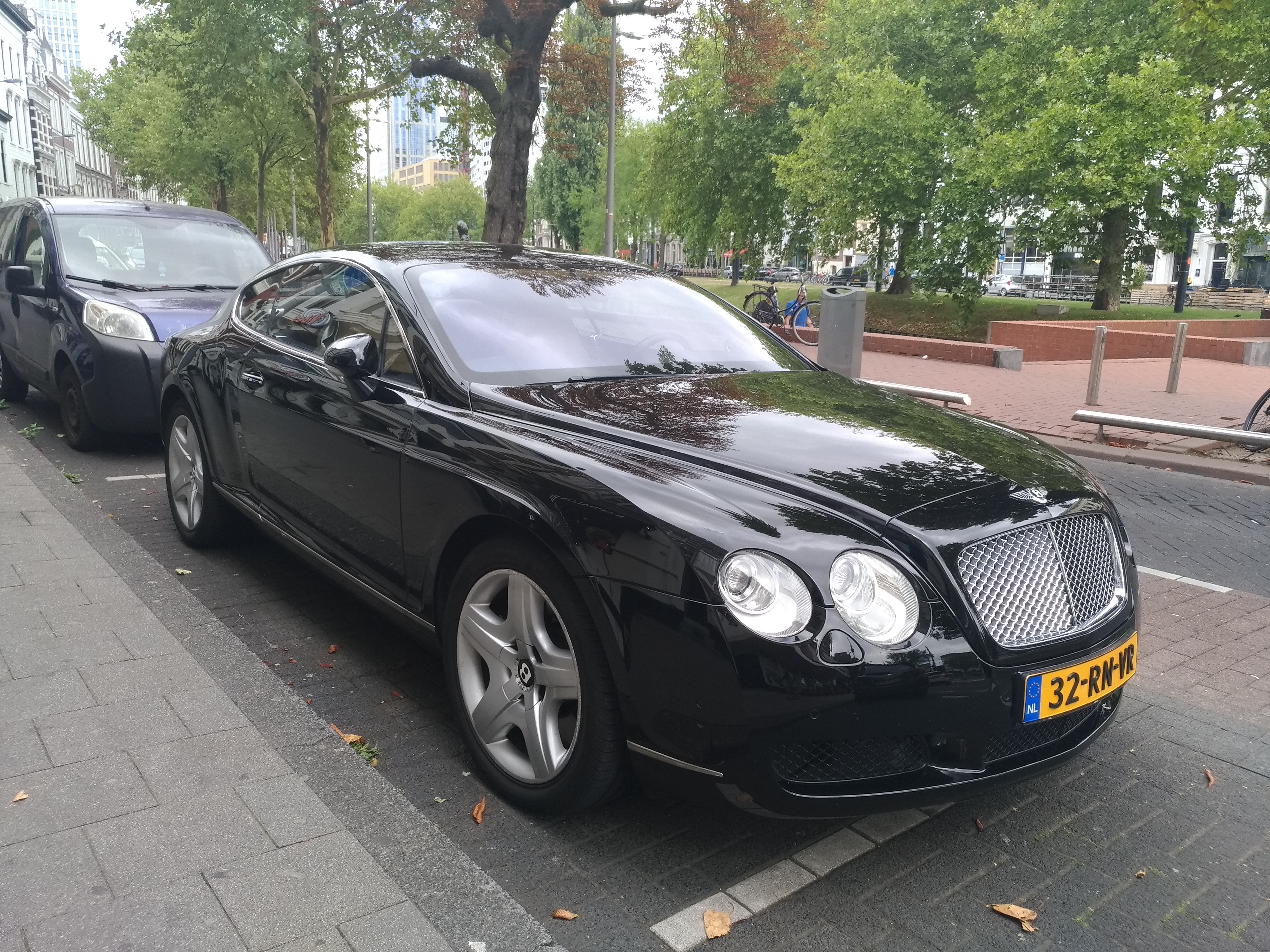 Bentley 2003. %2003 BENTLEY CONTINENTAL %HIP% HOP% EAST% SIDE%. 2003 Bentley Continental at Night spotted.