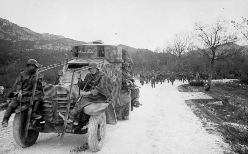 File:Bundesarchiv Bild 101I-005-0006-17, Jugoslawien, italienischer Panzerspähwagen.jpg