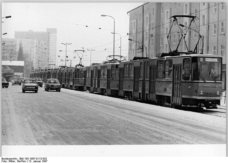 Bild 183-1987-0113-032, Straßenbahnen, Winter.jpg - Wikimedia Commons