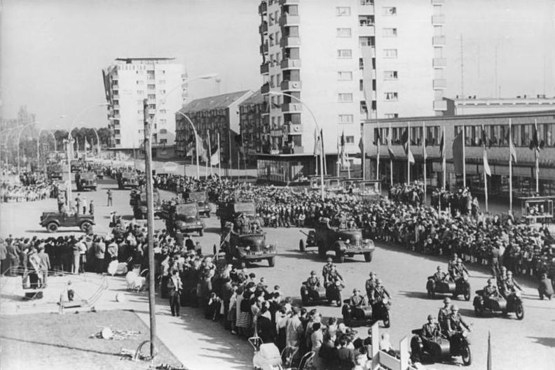 File:Bundesarchiv Bild 183-87126-0001, Eisenhüttenstadt, 12. Jahrestag DDR-Gründung, Parade.jpg