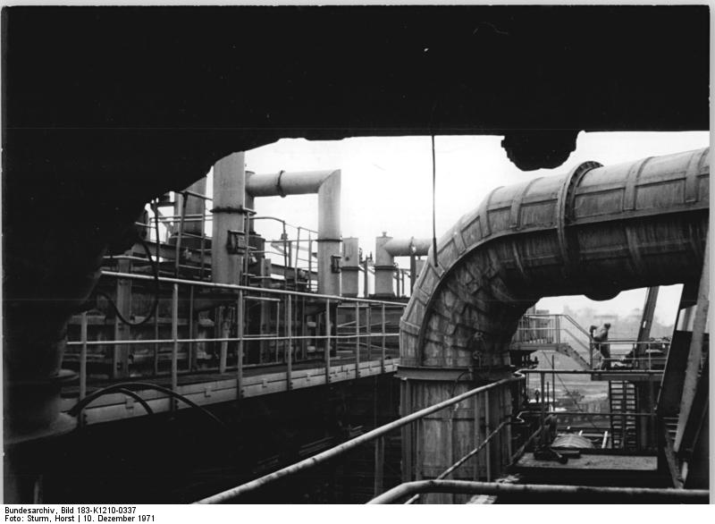 File:Bundesarchiv Bild 183-K1210-0337, Elektrochemisches Kombinat Bitterfeld, Gasreinigungsanlage.jpg