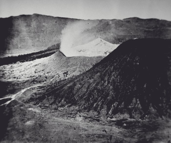 File:COLLECTIE TROPENMUSEUM De rokende vulkaan Bromo achter de Batok TMnr 60000014.jpg