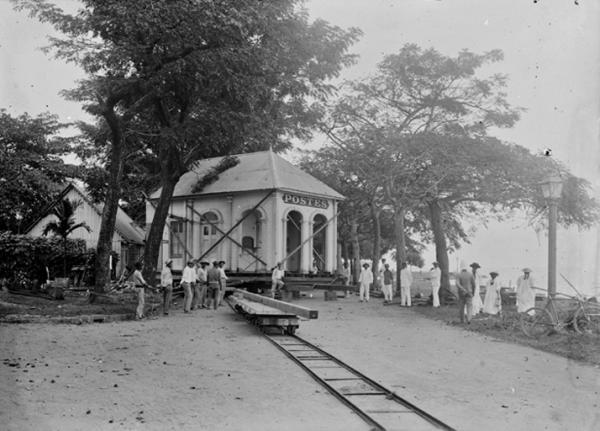 File:Déplacement du bureau de poste de Papeete en Polynésie Française, 1902 a.jpg
