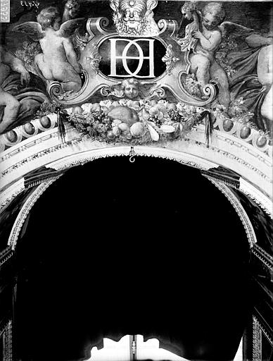 File:Domaine national, château - Peintures murales de la galerie Henri II, clef d'arc - Fontainebleau - Médiathèque de l'architecture et du patrimoine - APMH00027933.jpg