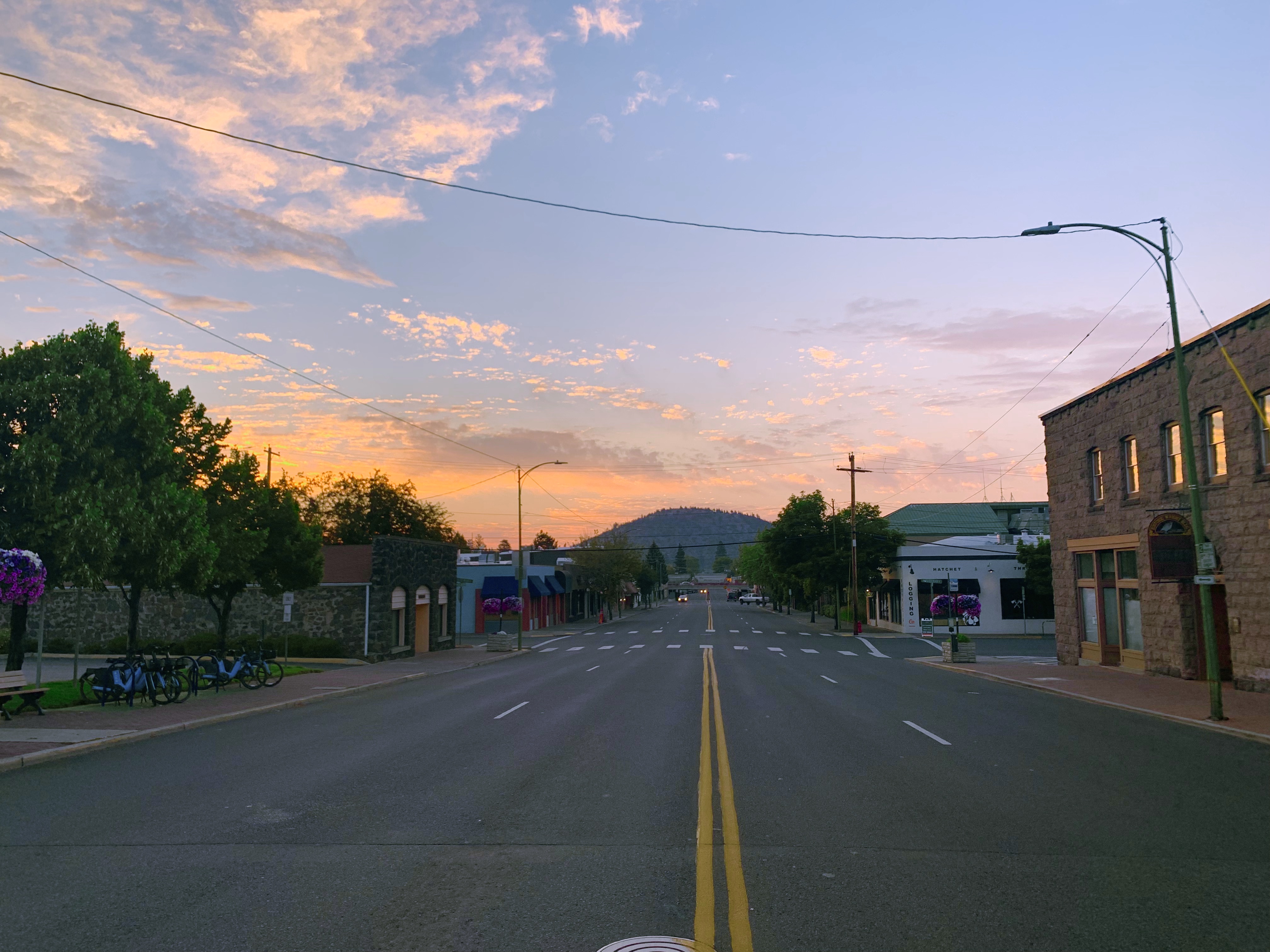 https://upload.wikimedia.org/wikipedia/commons/f/f0/Downtown_Bend_-_view_of_Pilot_Butte.jpg