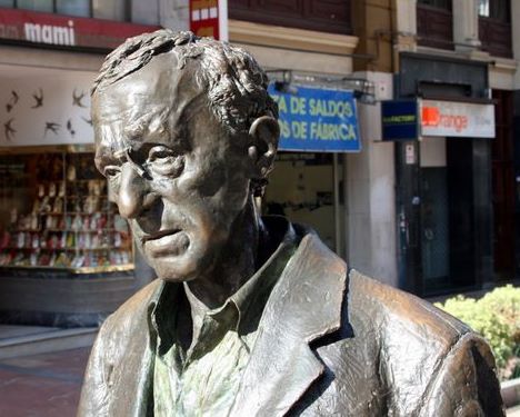 File:Escultura de Woody Allen en Oviedo (torso).jpg