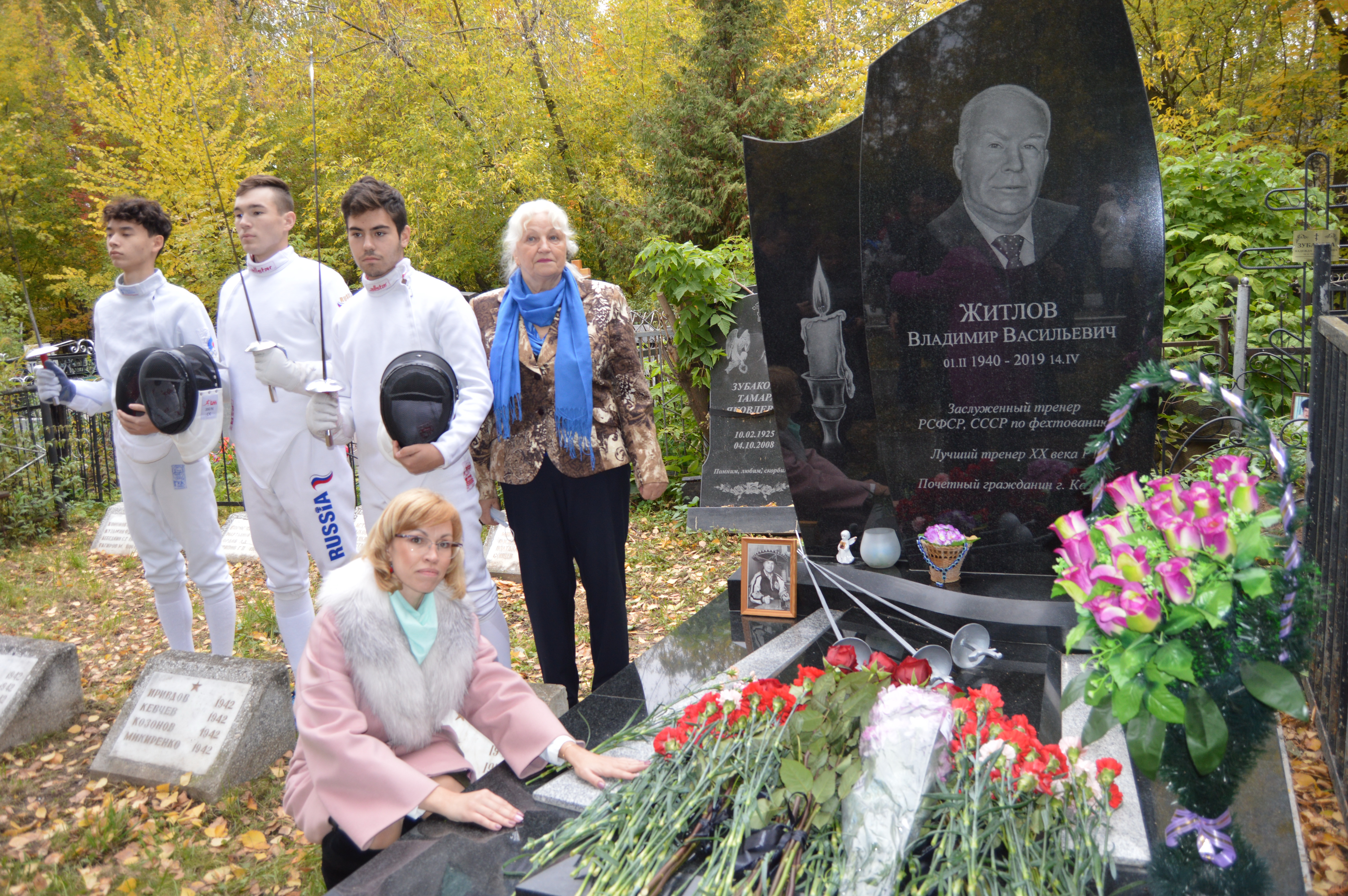 Умерший задорнов. Памятник Михаила Задорнова. Михаил Задорнов могила. Памятник на могиле Михаила Задорнова. Памятник Михаилу Задорнову.