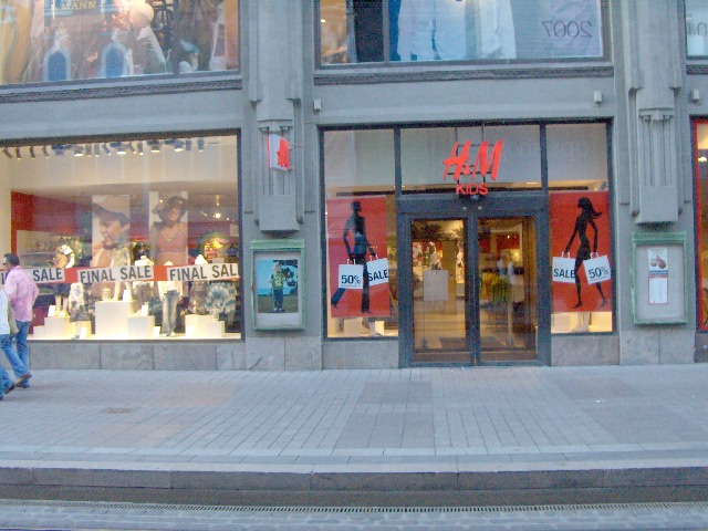 File:H&M kinds Helsingin Keskustassa.jpg