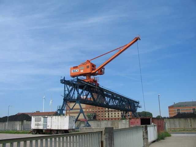 File:Kohlebagger im Rheinhafen - geo.hlipp.de - 3598.jpg