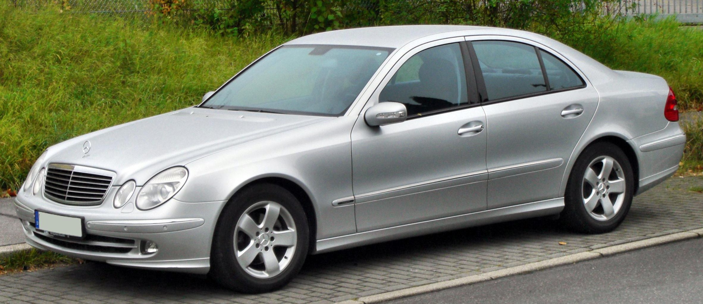 File:Mercedes E-Klasse Avantgarde (W211) front 20090923.jpg